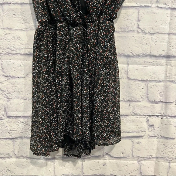 Papaya Deep V-Neck Lined‎ Floral Sleeveless Romper - Picture 7 of 10